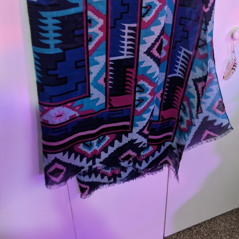 Beautiful vibrant soft flowy scarf - Picture 4 of 10